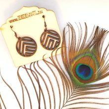 Geometriai mintázatú fa fülbevaló dió színnel